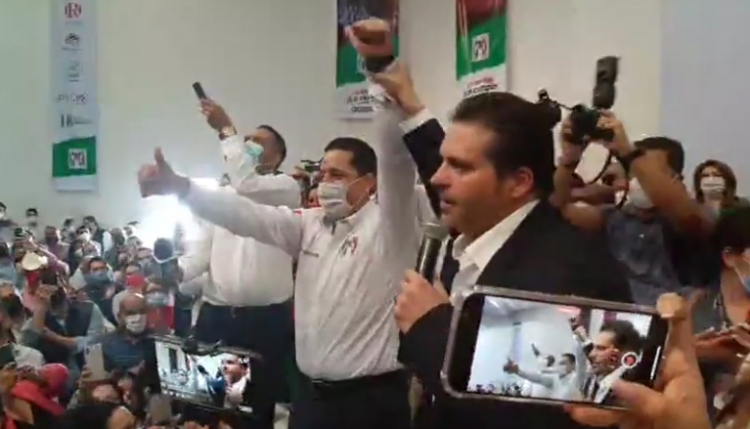 Con banda y sin sana distancia, se registra Mario Zamora como precandidato a gobernador del PRI y PAN en Sinaloa
