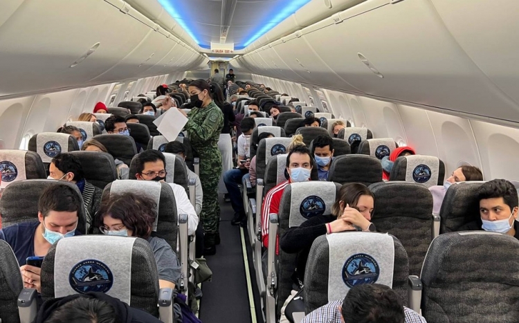 Avión con mexicanos y un perrito evacuados de Ucrania ya vuela a CdMx