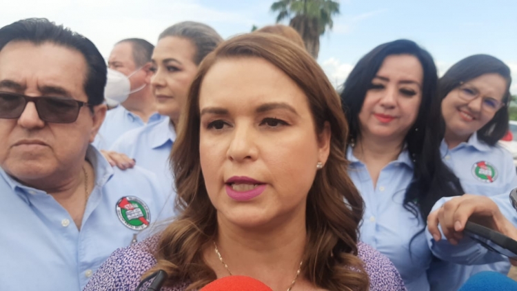 Deja el gobernador vestida y alborotada a la líder del Stase, Teresita Ochoa