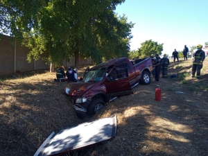 Camioneta con cinco a bordo se va a pique a una cuneta; hay tres heridos