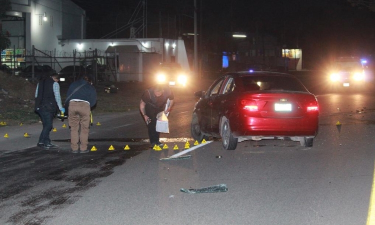 Asesinan a dos hombres en un auto sobre la carretera México 15 al sur Culiacán