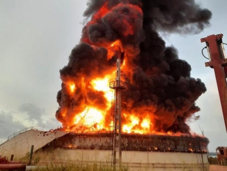 Rayo desata incendio en dep&oacute;sito de combustible en Cuba; hay 67 heridos