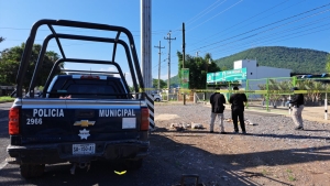Tiran cadáver encobijado de un joven a un lado de la carretera México 15, al sur de Culiacán