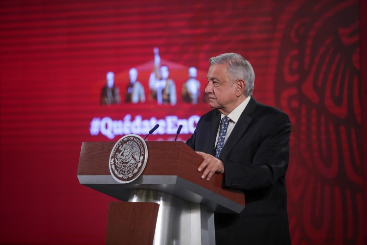 AMLO dice que se analizará aplicar dosis anticovid de refuerzo a adultos mayores