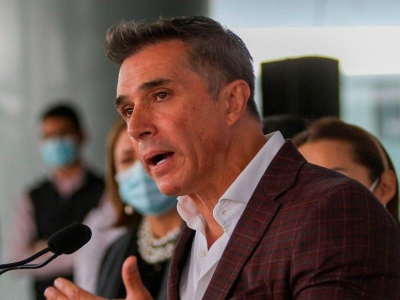 Equipo de H&eacute;ctor Parra denuncia a Sergio Mayer por tr&aacute;fico de influencias