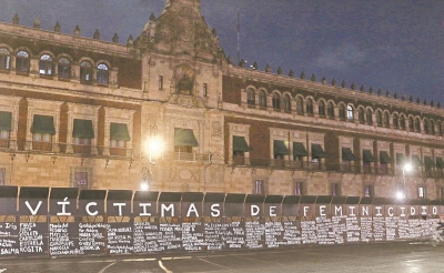 Convierten vallas en memorial de v&iacute;ctimas de feminicidio