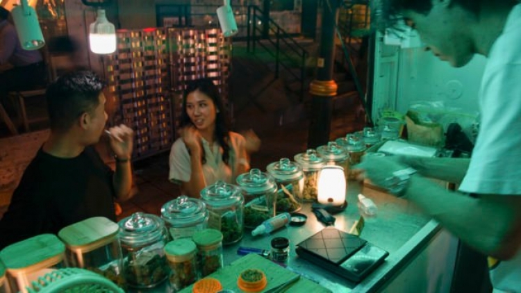 Los carritos de &lsquo;marihuana expr&eacute;s&rsquo; toman las calles de Bangkok