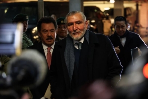 Ad&aacute;n Augusto deja la Coordinaci&oacute;n de Morena en el Senado; en su lugar, asume Ignacio Mier