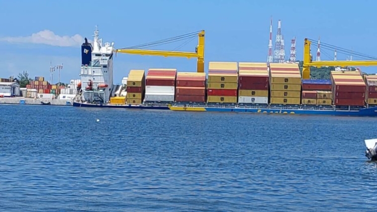 Protección Civil se mantiene pendiente de las maniobras de reflote del barco carguero en Mazatlán
