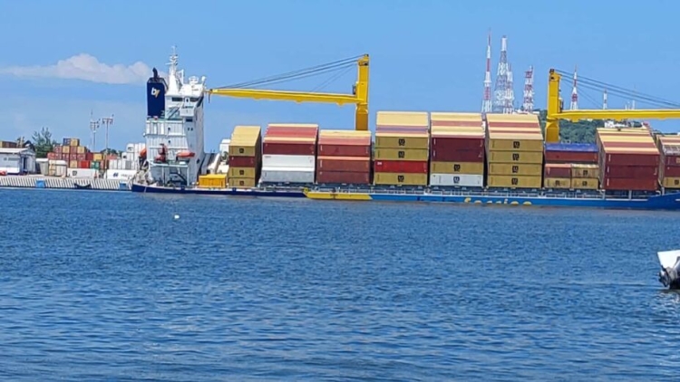 Protecci&oacute;n Civil se mantiene pendiente de las maniobras de reflote del barco carguero en Mazatl&aacute;n
