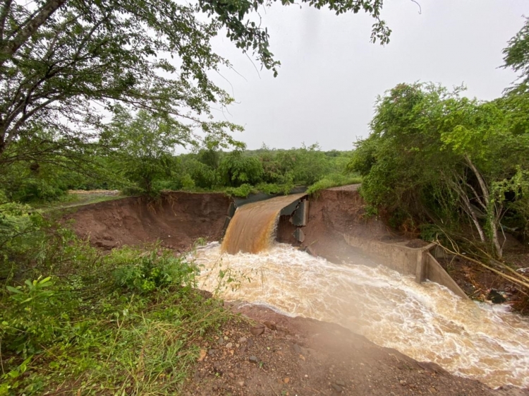 Se rompe canal a los Horcones en Mazatl&aacute;n