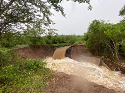 Se rompe canal a los Horcones en Mazatl&aacute;n