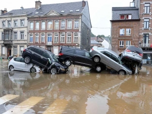 30 muertos, r&iacute;os desbordados, da&ntilde;os en casas dejan inundaciones en Europa