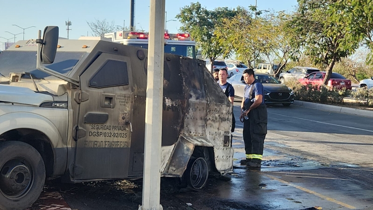 Sin personas lesionadas tras incendio de una camioneta de empresa de transporte de dinero, sobre el bulevar Rolando Arjona