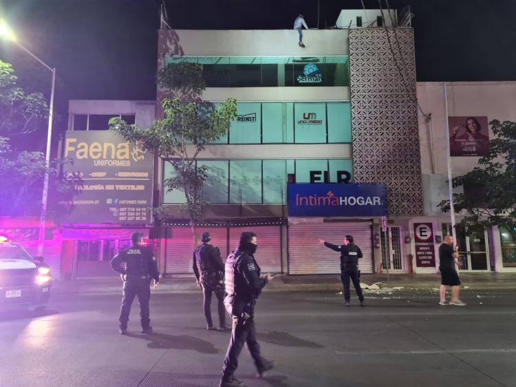 Hombre intentó arrojarse de la azotea de un edificio en Culiacán