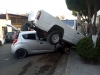 Chófer de Uber se impacta contra una camioneta estacionada en el Vallado