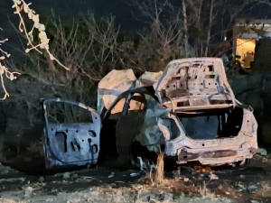 Hombres desconocidos incendian automóvil con reporte de robo, en la colonia 5 de Febrero