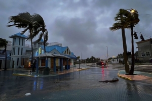 Hurac&aacute;n "Ian" toca tierra al suroeste de Florida con vientos de 240 km/h