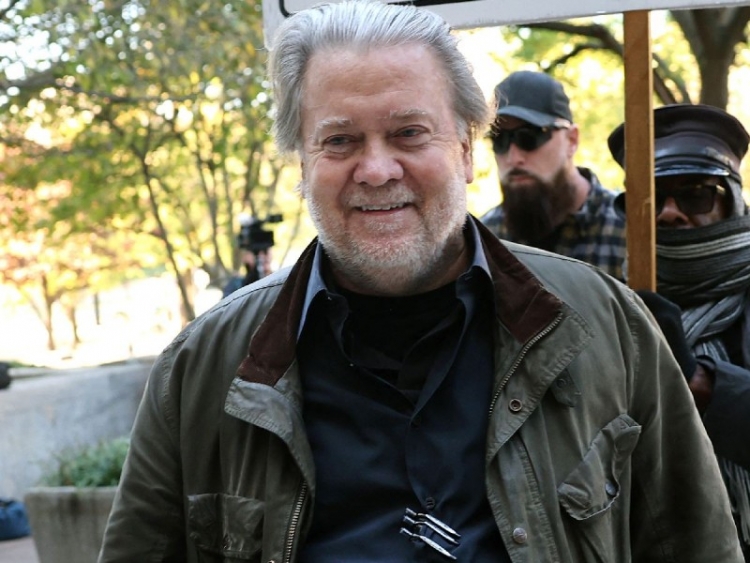 Steve Bannon, exasesor de Trump, es sentenciado a 4 meses de prisi&oacute;n por desacato