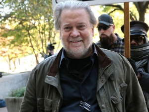 Steve Bannon, exasesor de Trump, es sentenciado a 4 meses de prisi&oacute;n por desacato