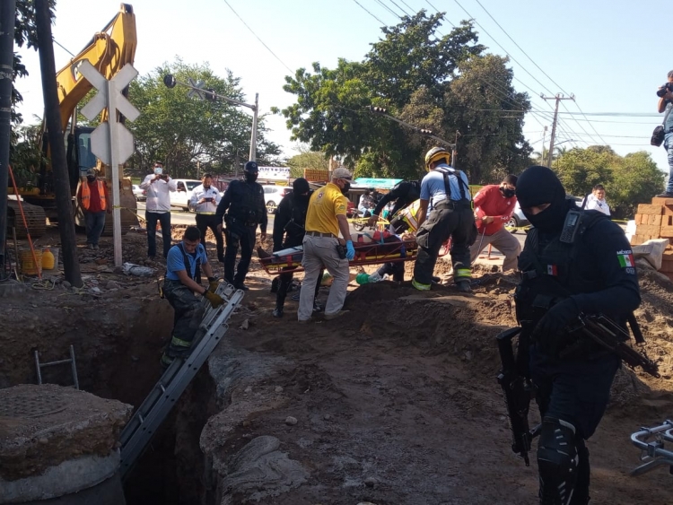 Muere obrero en derrumbe de obra de drenaje, en Culiacán