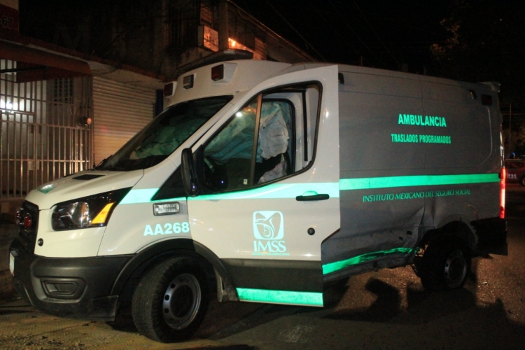 Una ambulancia del IMSS vuelca tras choque a un costado del hospital en Culiacán