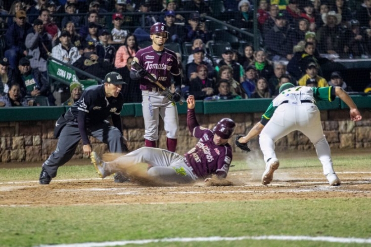 Tomateros blanqueo a cañeros y toma delantera en la semifinal