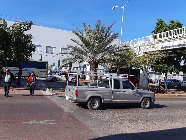 Polic&iacute;as rescatan a suicida que intenta  lanzarse de puente peatonal, en Culiac&aacute;n