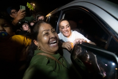 Cientos de sinaloenses dan un afectuoso recibimiento a la presidenta Claudia Sheinbaum