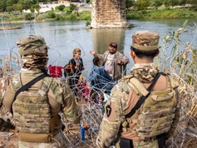 Corte impide a Biden retirar valla de alambre de p&uacute;as en la frontera de Texas