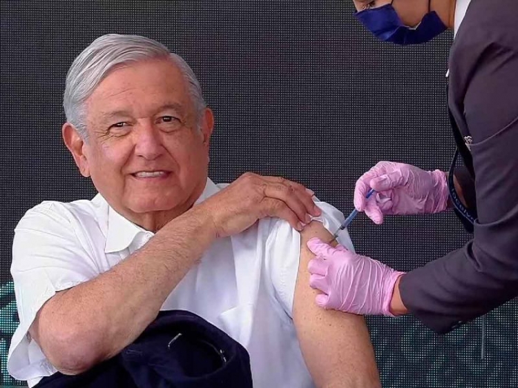 ‘No me dolió’: López Obrador recibe vacuna de refuerzo contra covid-19