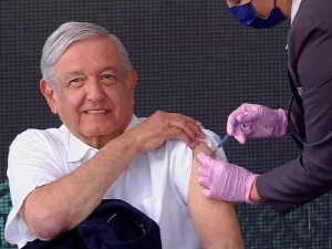 &lsquo;No me doli&oacute;&rsquo;: L&oacute;pez Obrador recibe vacuna de refuerzo contra covid-19