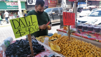 Se quejan vendedores de puestos por las bajas ventas