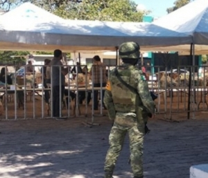 Canaco junta gente para dar despensas y se le descontrola la buena intenci&oacute;n
