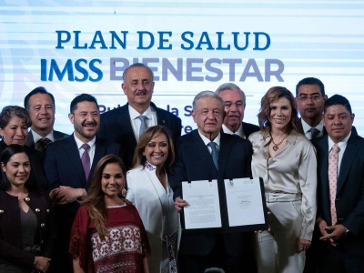 Gobernadores de 23 estados firman acuerdo para federalizar los servicios de salud