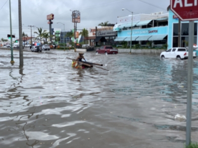 Inundaciones y veh&iacute;culos arrastrados deja la lluvia en Mazatl&aacute;n
