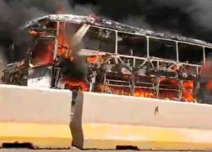 Protección Civil acude a brindar auxilio en caso de autobús incendiado en Angostura