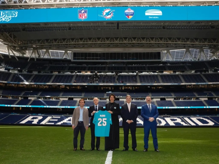 El estadio Santiago Bernabéu y Madrid albergarán el primer juego de la NFL, anunció Florentino Pérez