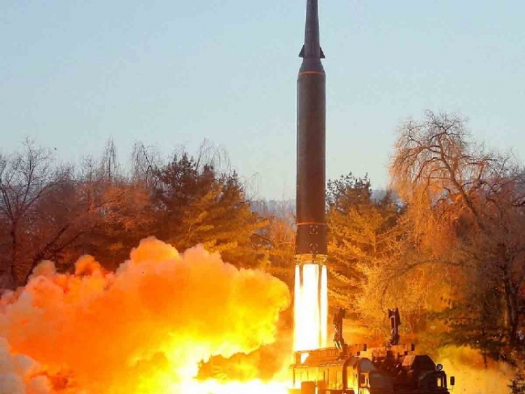 Corea del Norte dispara misiles tras reconocer su primer brote de covid-19