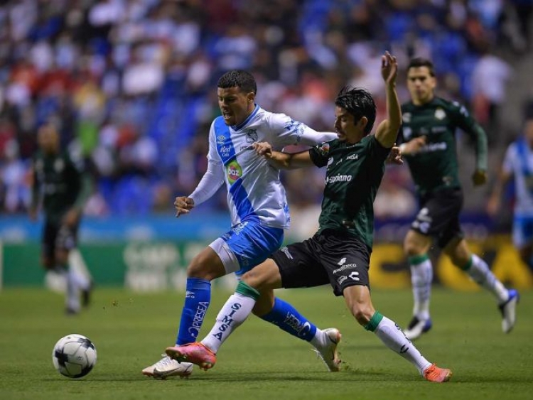 Santos le arrebata la victoria al Puebla