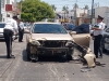 Jovencita a bordo de un vehículo embiste a un policía de tránsito y lo manda al hospital, en Culiacán