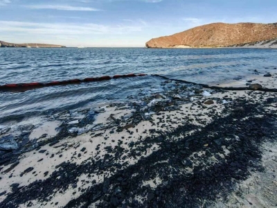 Van 10 toneladas de combustible, aceite y ceniza recuperados en Balandra