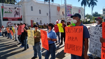 Polic&iacute;as bloquean la avenida Obreg&oacute;n de nuevo; piden al alcalde que no le moche a sus aguinaldos