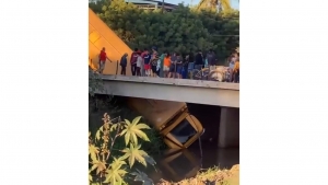 Cami&oacute;n en el que viajaban jornaleros cae en un canal de la sindicatura de Villa Ju&aacute;rez