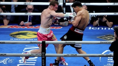 Ruso Bivol conserv&oacute; la marca invicta al propinar la segunda derrota al &acute;Canelo&acute;