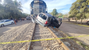 Mujer muere arrollada por "El Chepe" en El Fuerte por querer ganarle el paso; su hijo sale gravemente herido