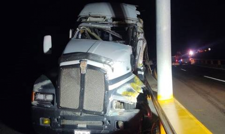 Chofer y copiloto mueren en volcadura de tráiler en túnel de la supercarretera Mazatlán-Durango
