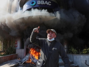 Manifestantes incendian bancos en L&iacute;bano tras devaluaci&oacute;n de su moneda
