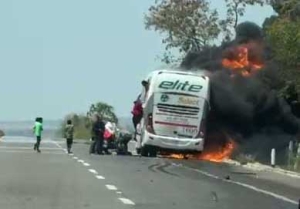 Se quema autobús en autopista a la altura de Angostura, Sinaloa; reportan cuatro muertos