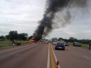 Violento Choque carretero en Sud&aacute;frica deja al menos 20 muertos